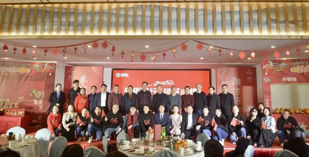 在线买世界杯平台-世界杯（中国）集团主要领导和嘉宾与部分演职人员合影.jpg